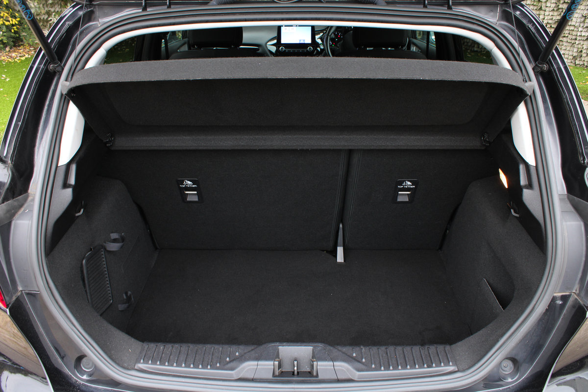 
								2019 Ford Fiesta Titanium full									