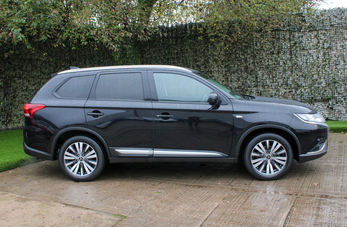 2022 Mitsubishi Outlander Black