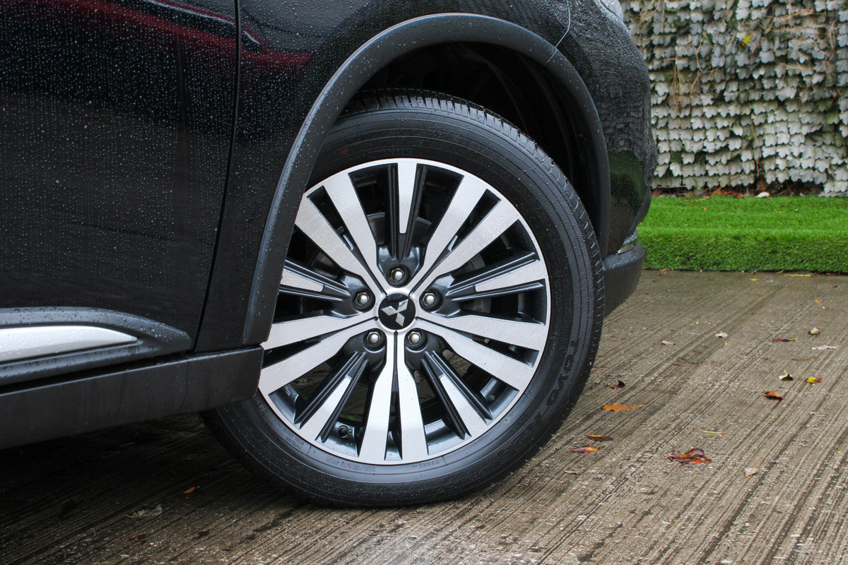 2022 Mitsubishi Outlander Black