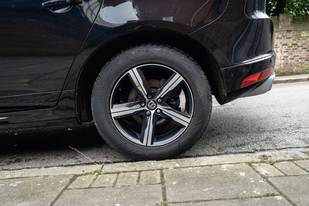 
								2017 Volvo XC60 R-Design full									