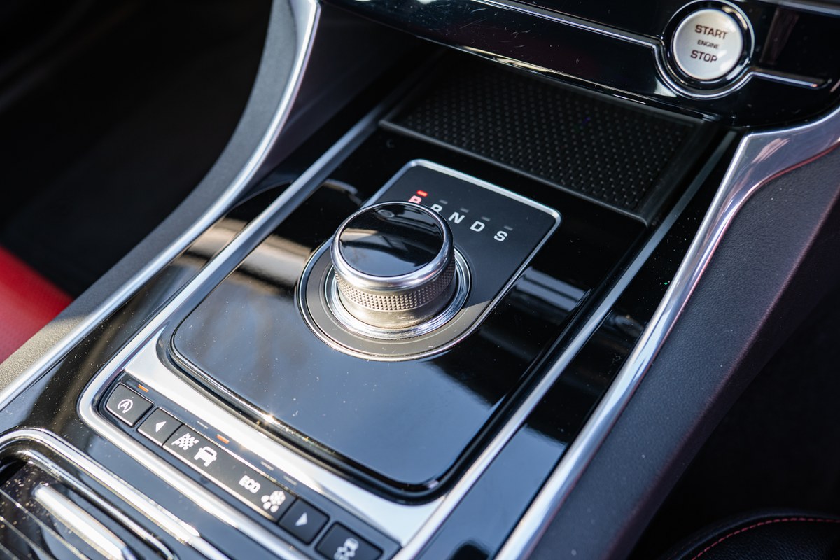 
								2017 Jaguar XF – 32.6k miles full									