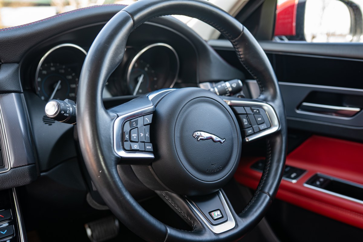 
								2017 Jaguar XF – 32.6k miles full									