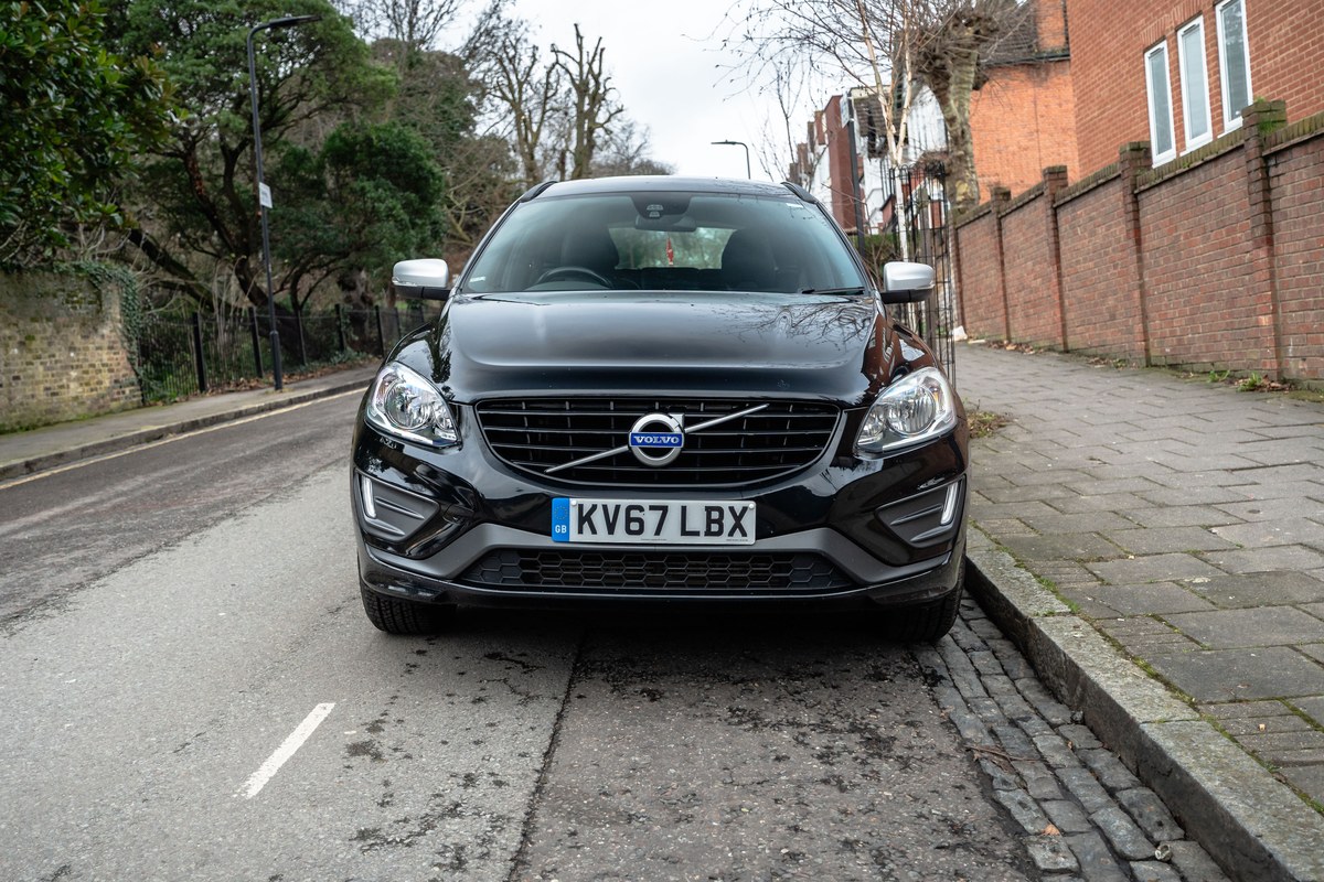 
								2017 Volvo XC60 R-Design full									