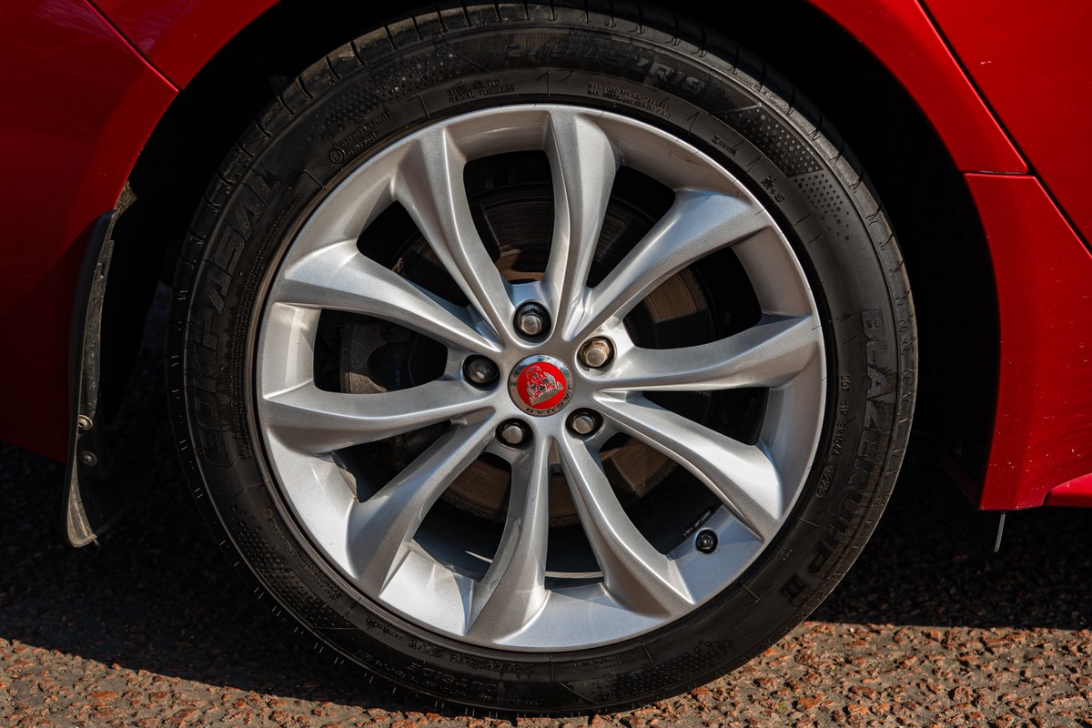 
								2017 Jaguar XF – 32.6k miles full									