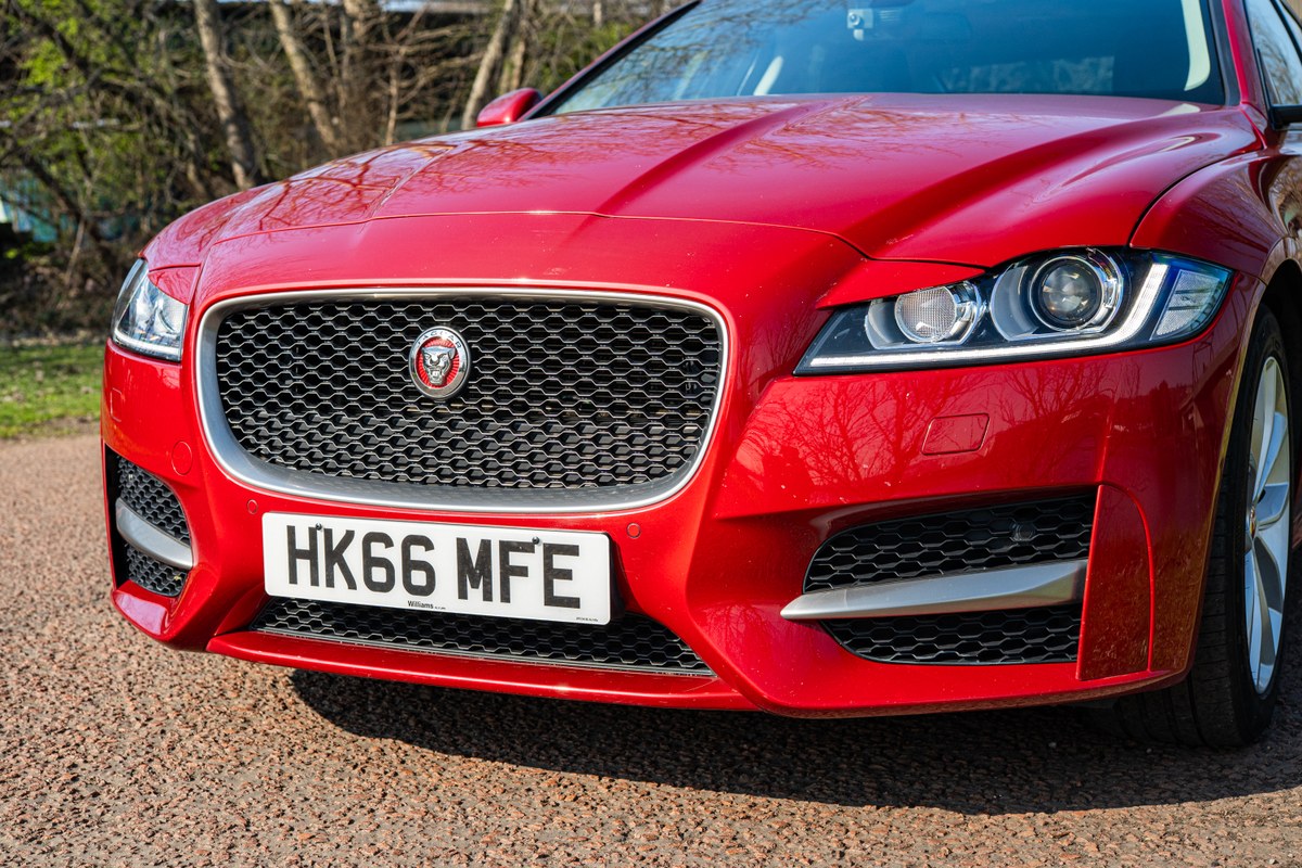 
								2017 Jaguar XF – 32.6k miles full									