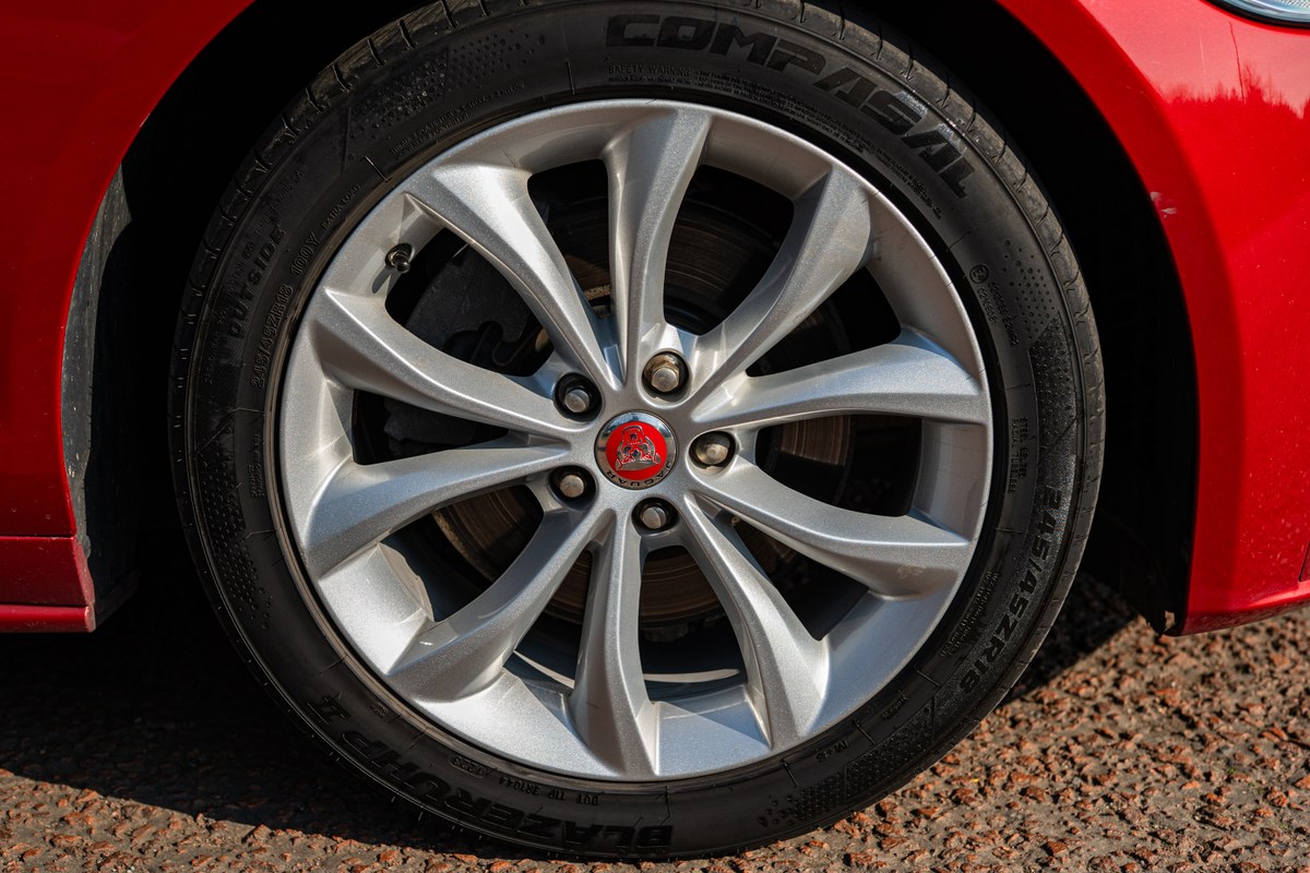 
								2017 Jaguar XF – 32.6k miles full									