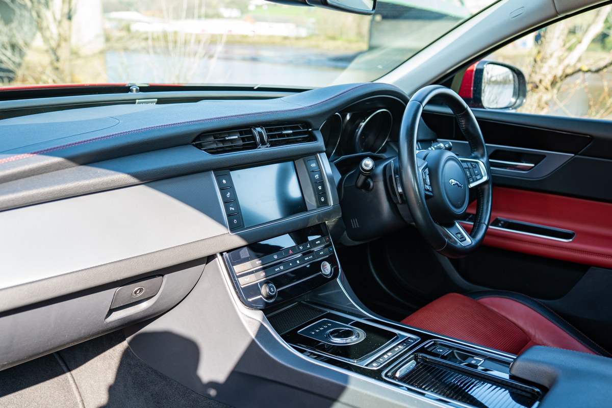 
								2017 Jaguar XF – 32.6k miles full									
