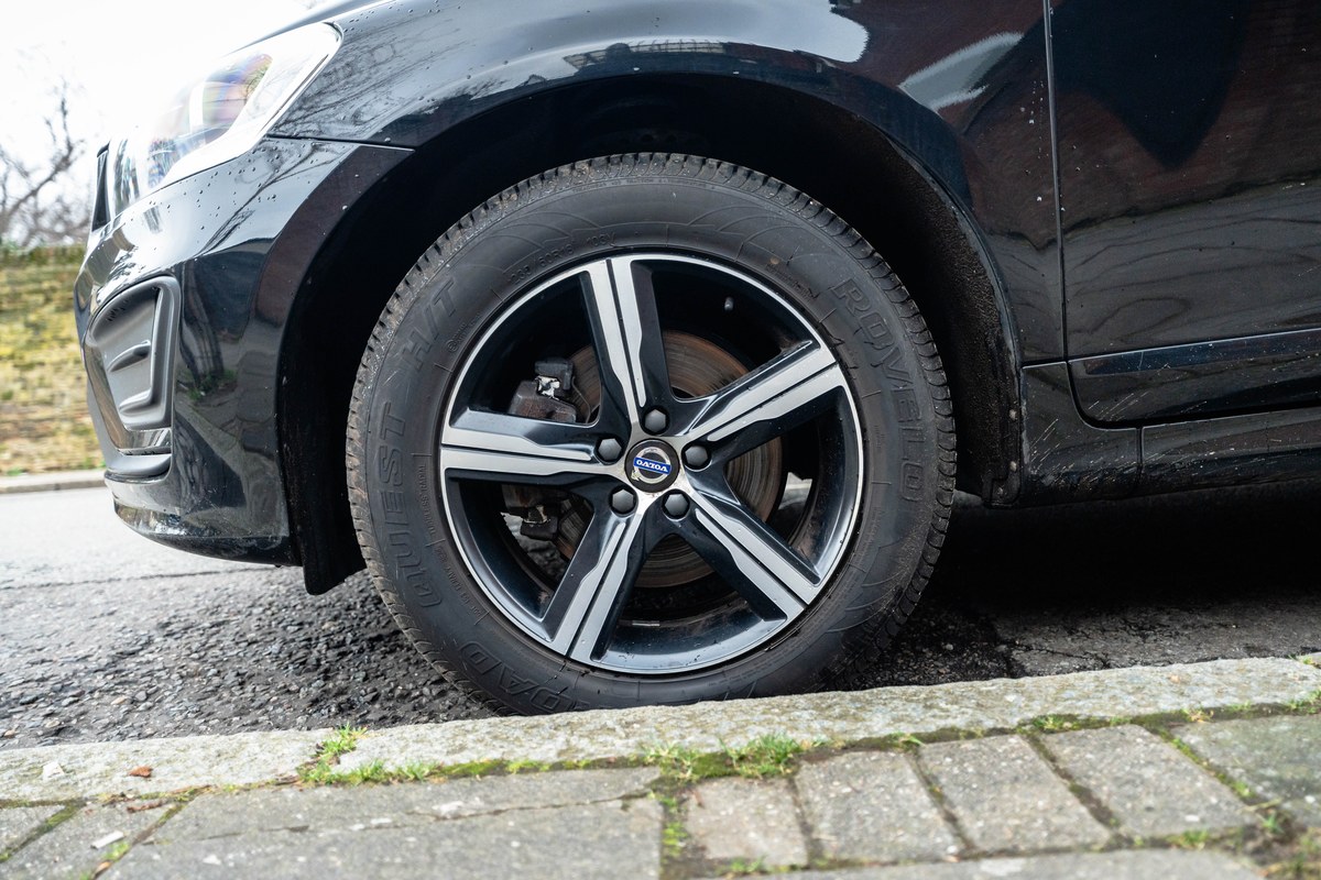 
								2017 Volvo XC60 R-Design full									