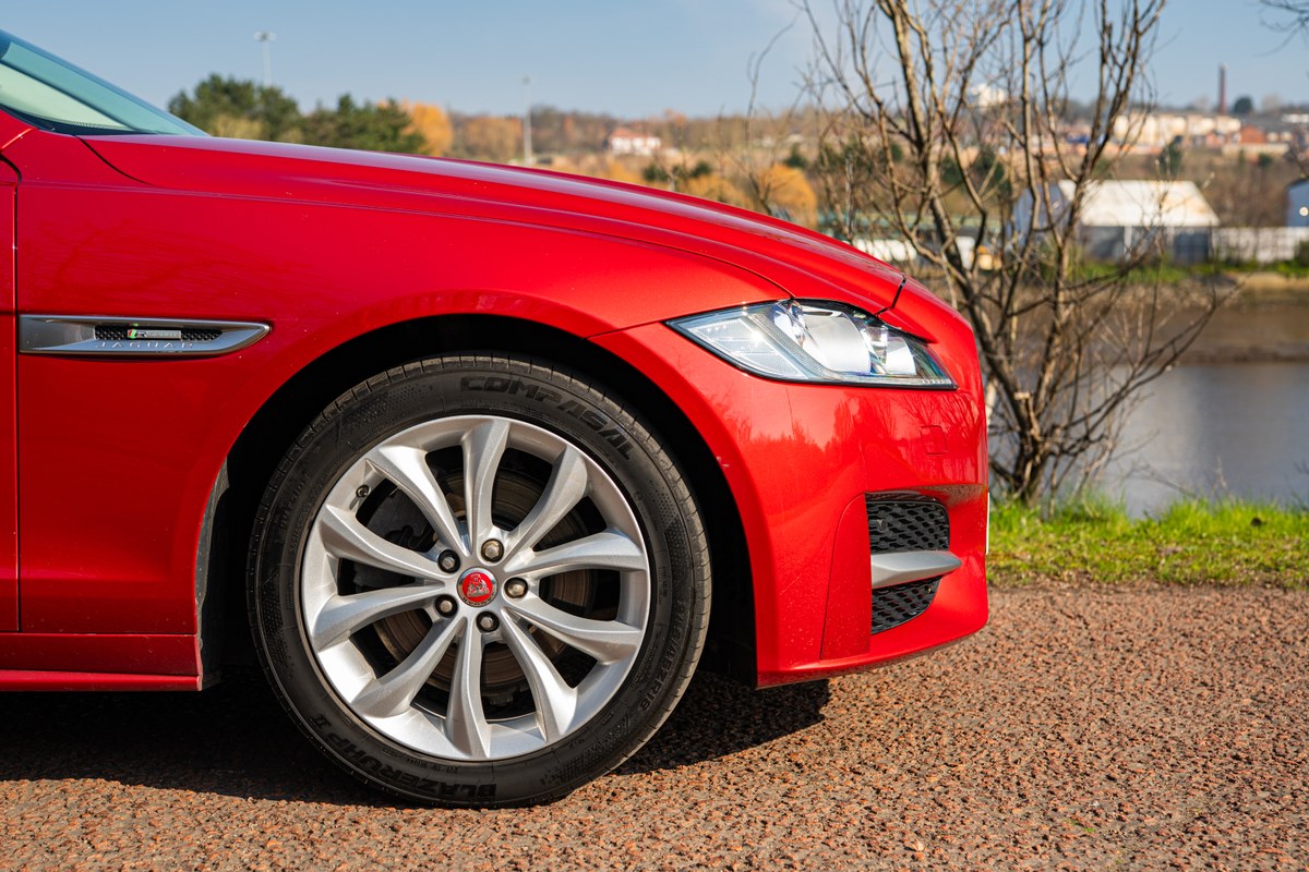 
								2017 Jaguar XF – 32.6k miles full									