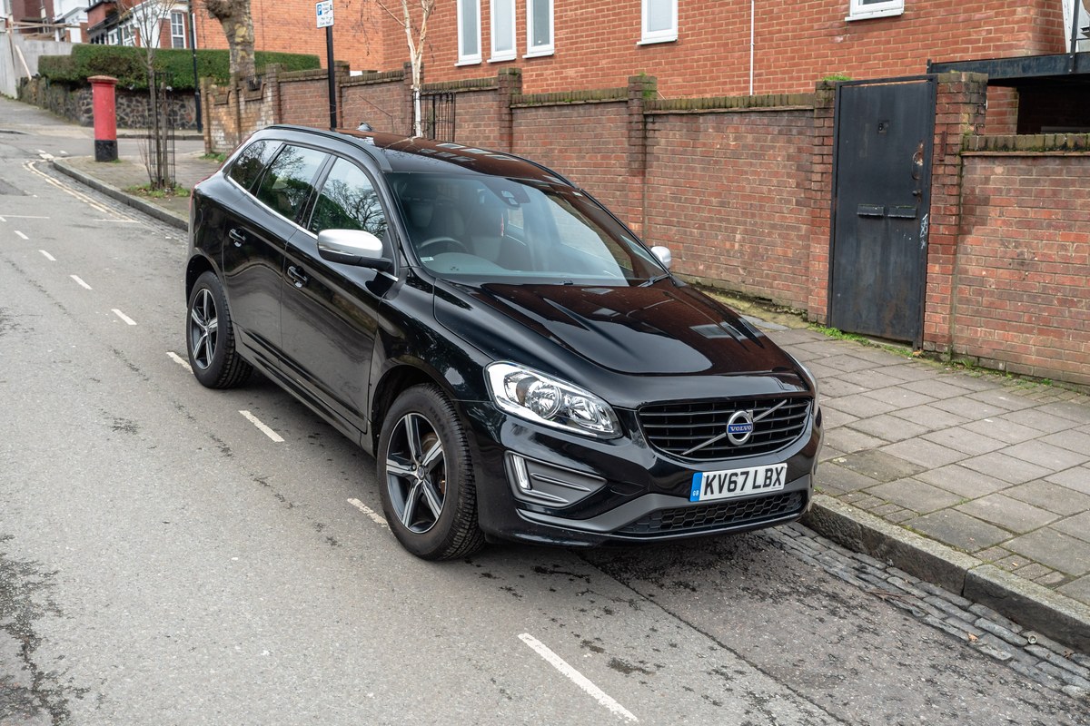 
								2017 Volvo XC60 R-Design full									