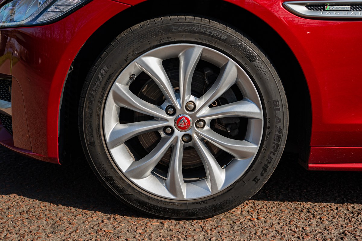 
								2017 Jaguar XF – 32.6k miles full									