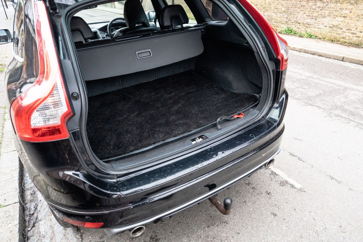 
								2017 Volvo XC60 R-Design full									