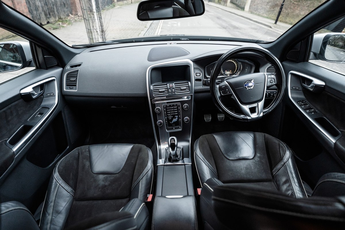 
								2017 Volvo XC60 R-Design full									