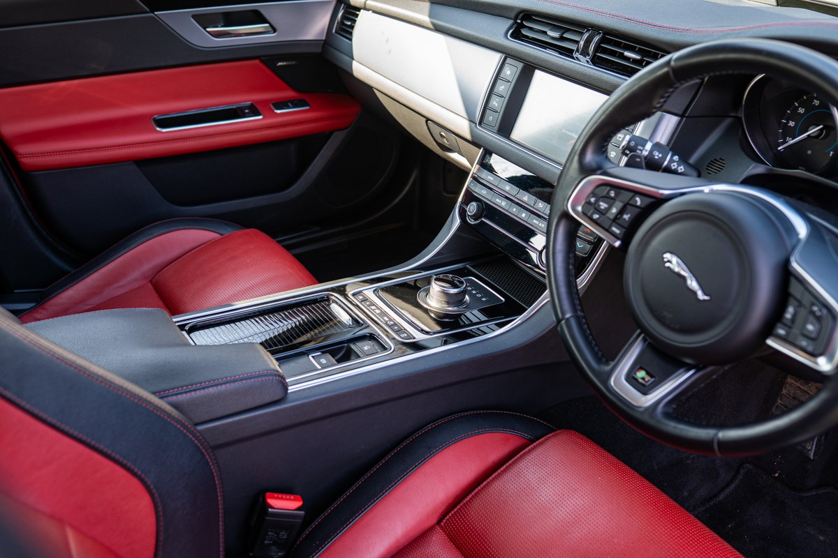 
								2017 Jaguar XF – 32.6k miles full									