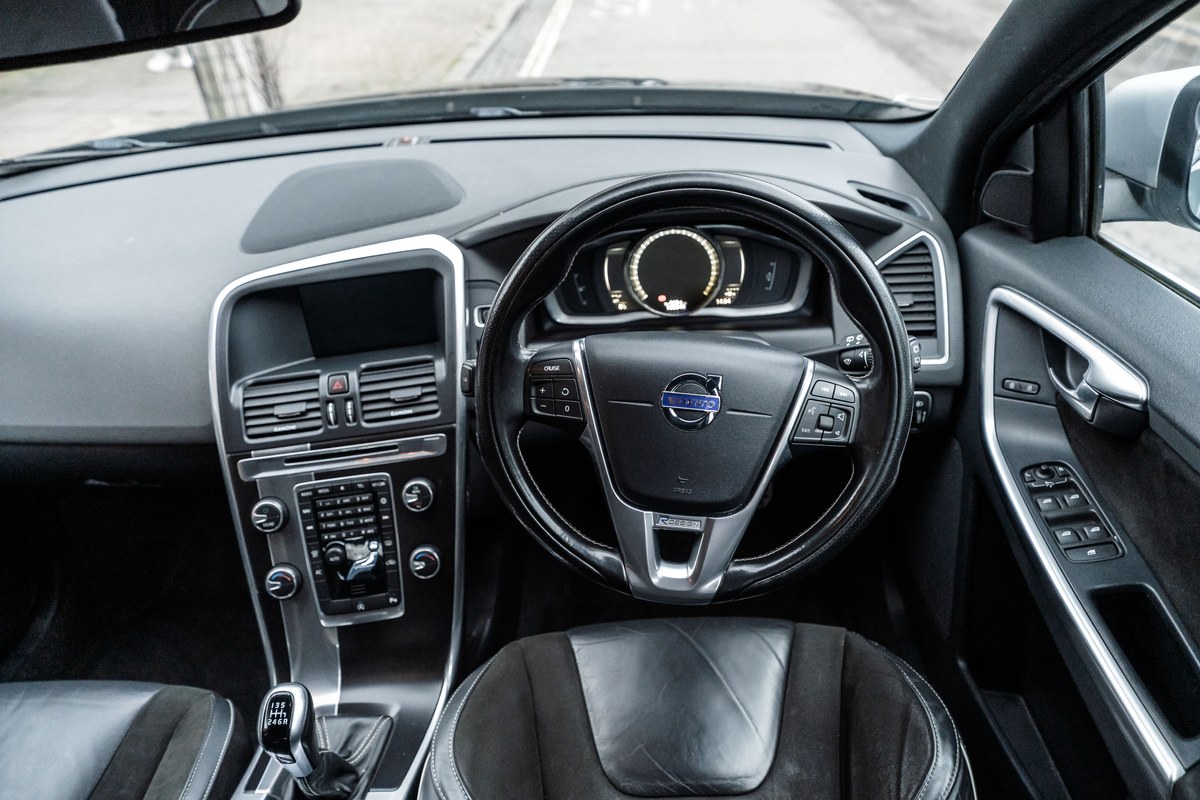 
								2017 Volvo XC60 R-Design full									