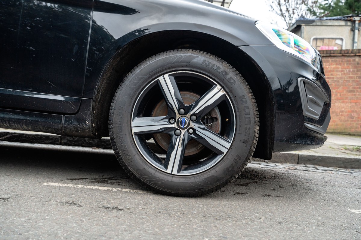 
								2017 Volvo XC60 R-Design full									