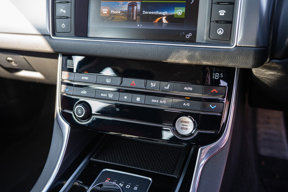 
								2017 Jaguar XF – 32.6k miles full									
