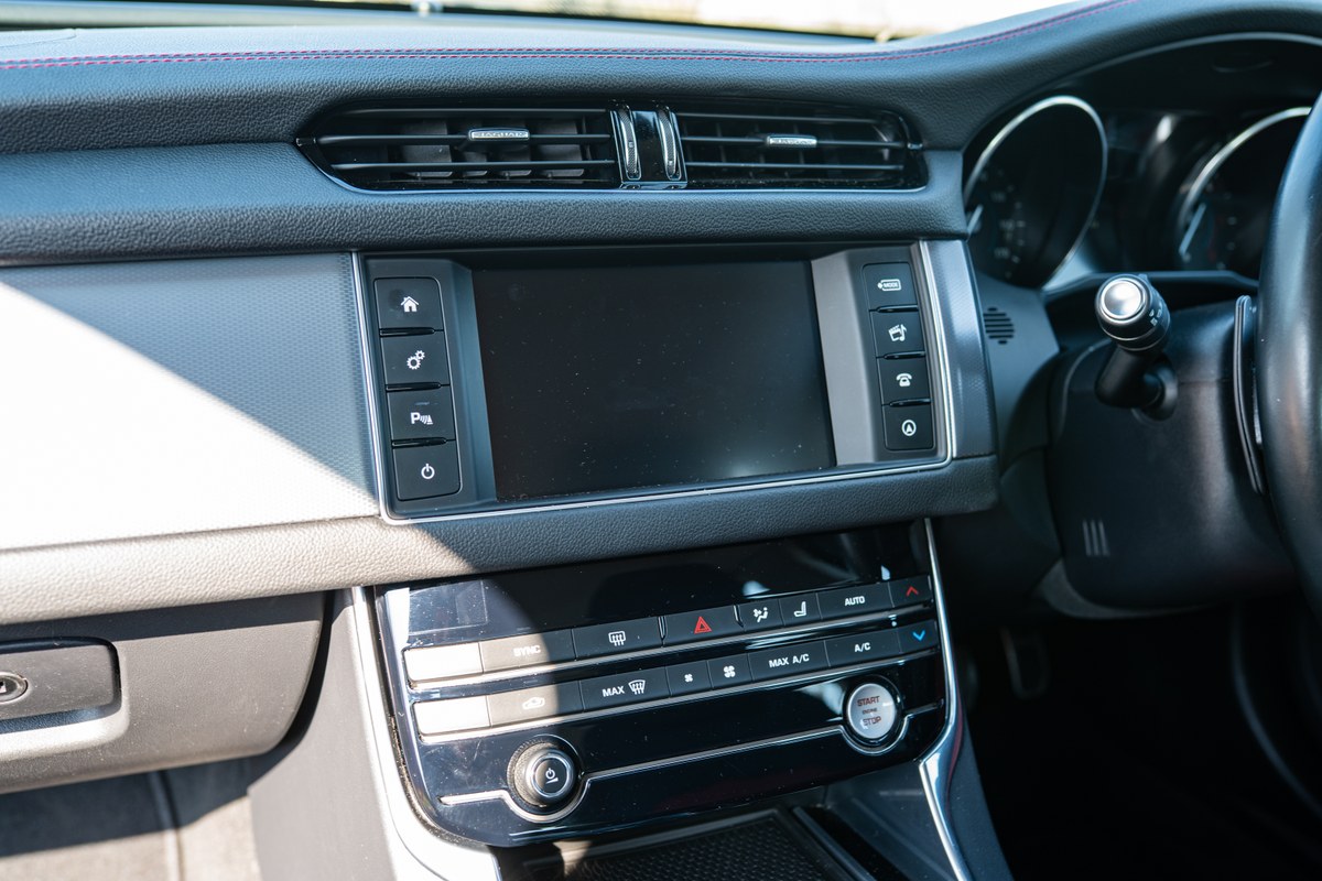 
								2017 Jaguar XF – 32.6k miles full									