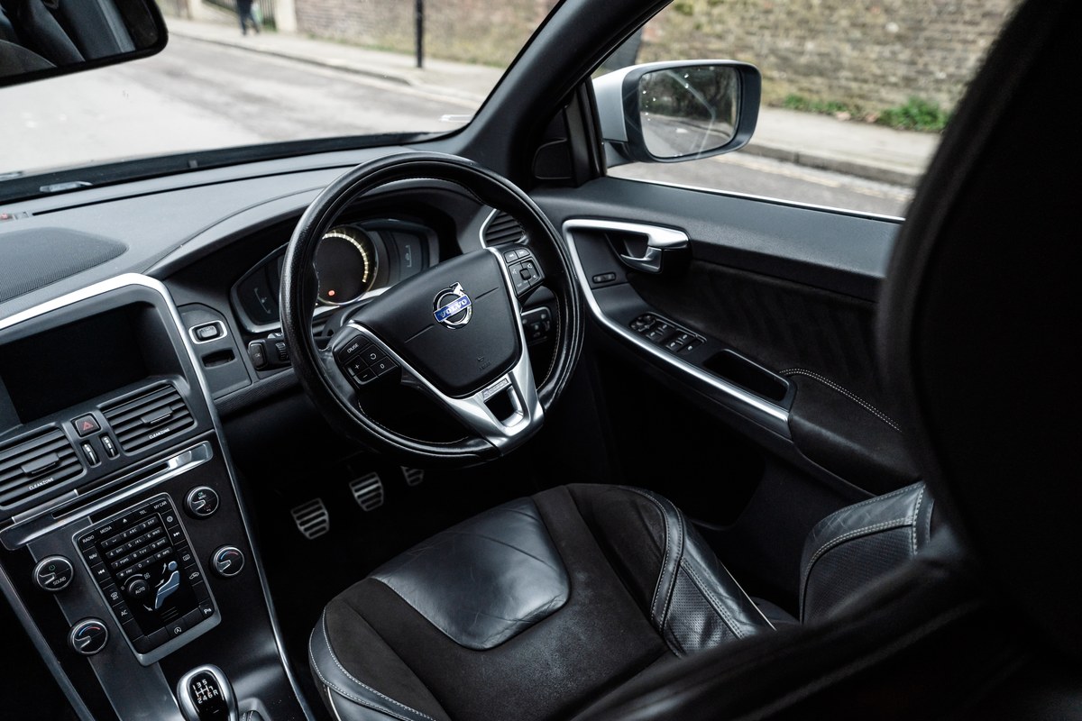 
								2017 Volvo XC60 R-Design full									