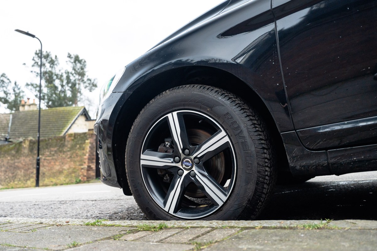 
								2017 Volvo XC60 R-Design full									