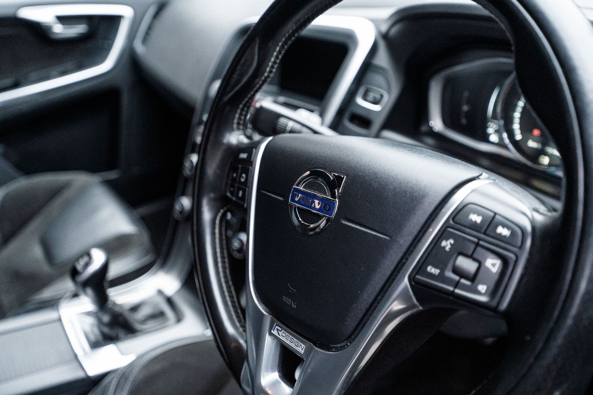 
								2017 Volvo XC60 R-Design full									