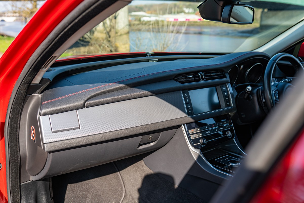 
								2017 Jaguar XF – 32.6k miles full									