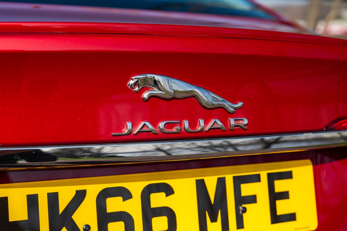 
								2017 Jaguar XF – 32.6k miles full									
