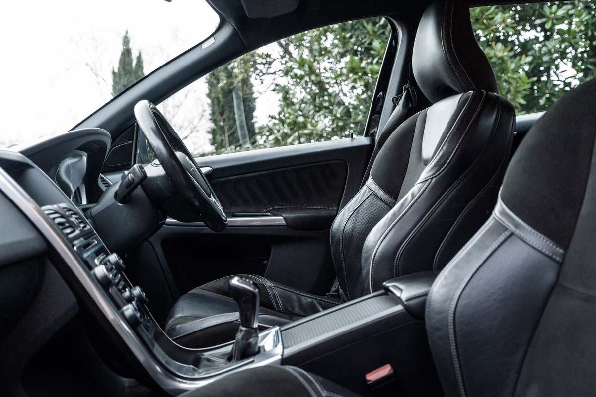 
								2017 Volvo XC60 R-Design full									