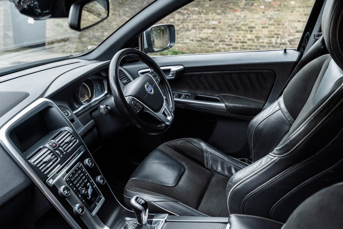 
								2017 Volvo XC60 R-Design full									