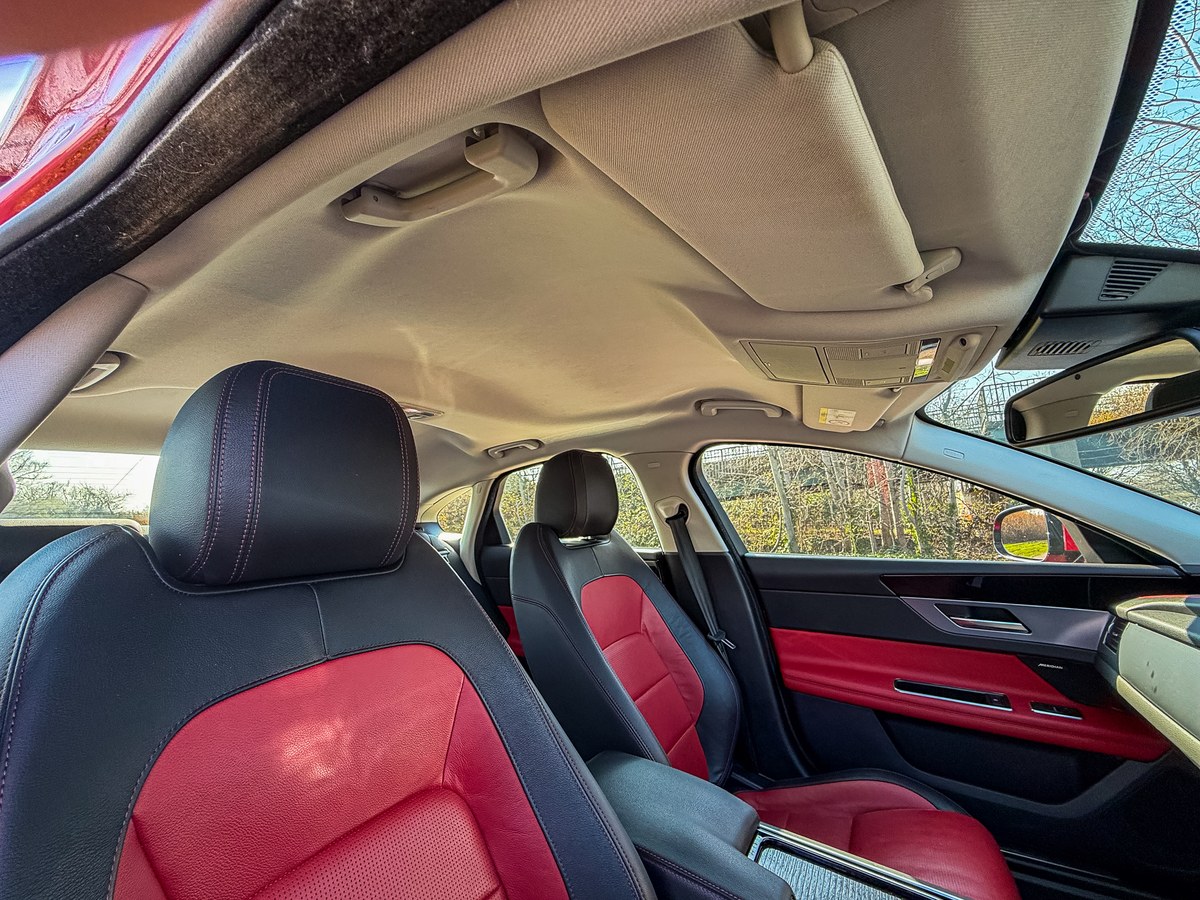 
								2017 Jaguar XF – 32.6k miles full									