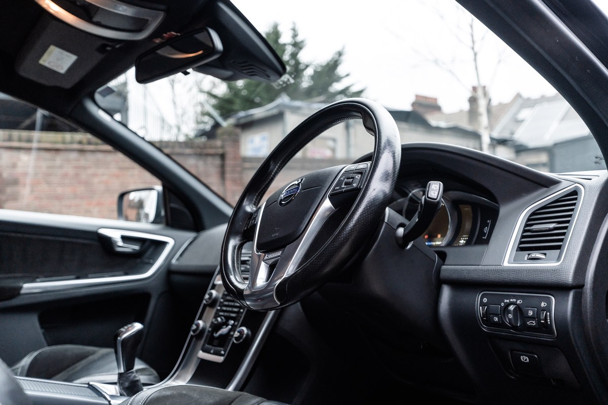
								2017 Volvo XC60 R-Design full									