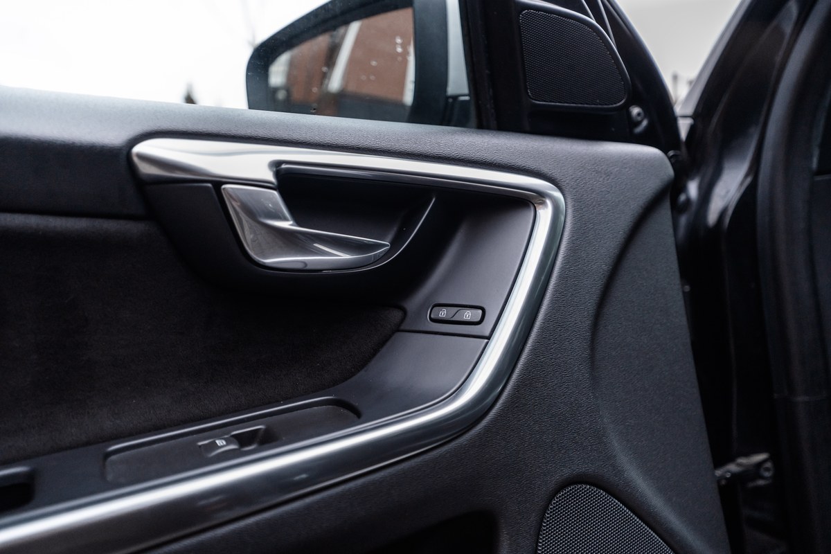 
								2017 Volvo XC60 R-Design full									