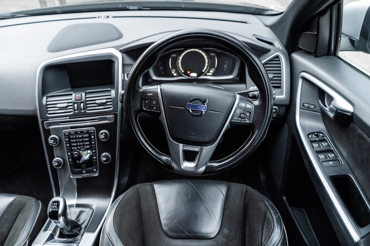 
								2017 Volvo XC60 R-Design full									