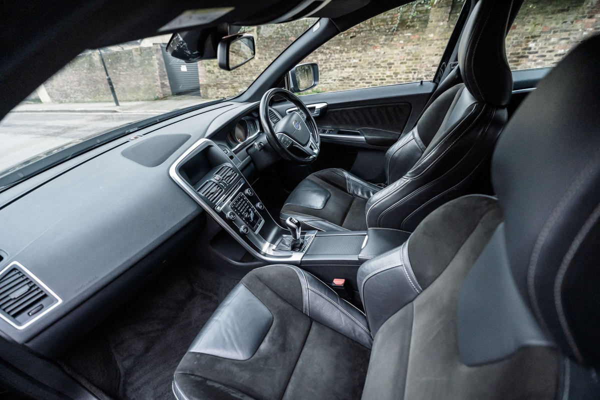 
								2017 Volvo XC60 R-Design full									