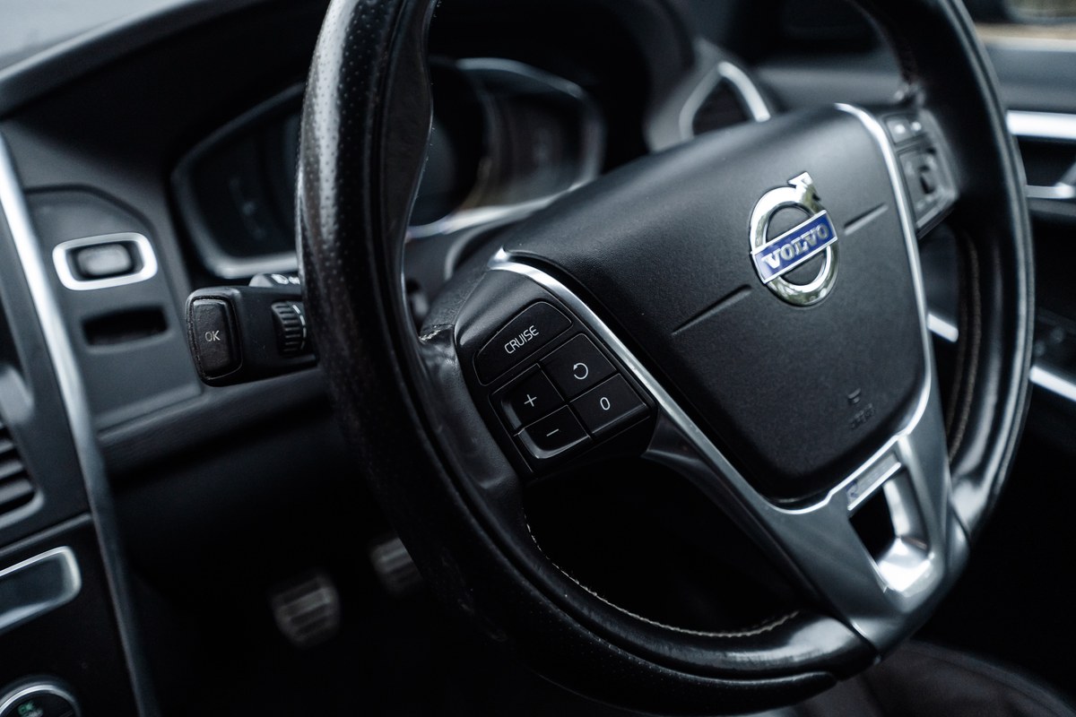 
								2017 Volvo XC60 R-Design full									