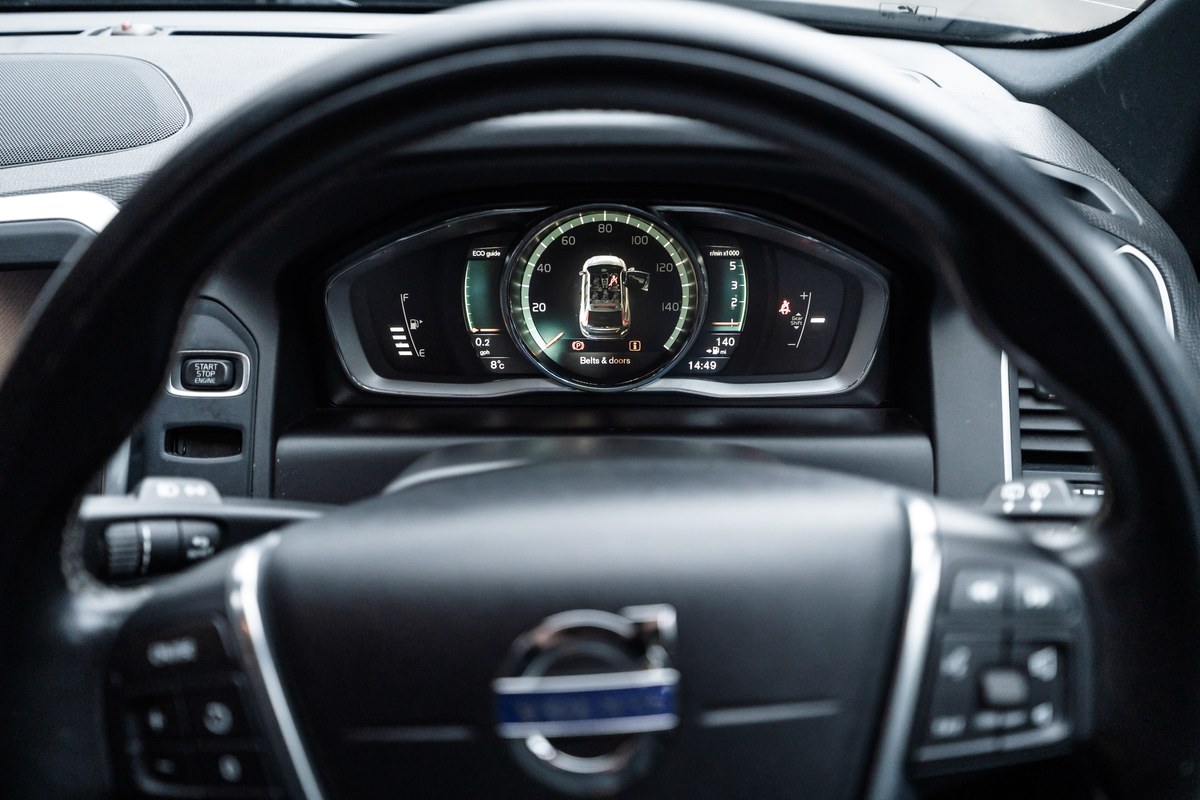 
								2017 Volvo XC60 R-Design full									