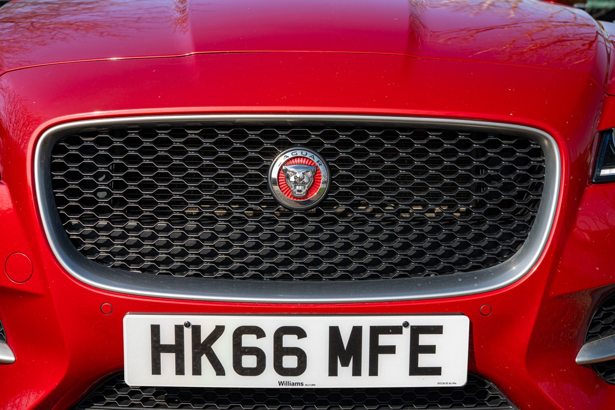 
								2017 Jaguar XF – 32.6k miles full									
