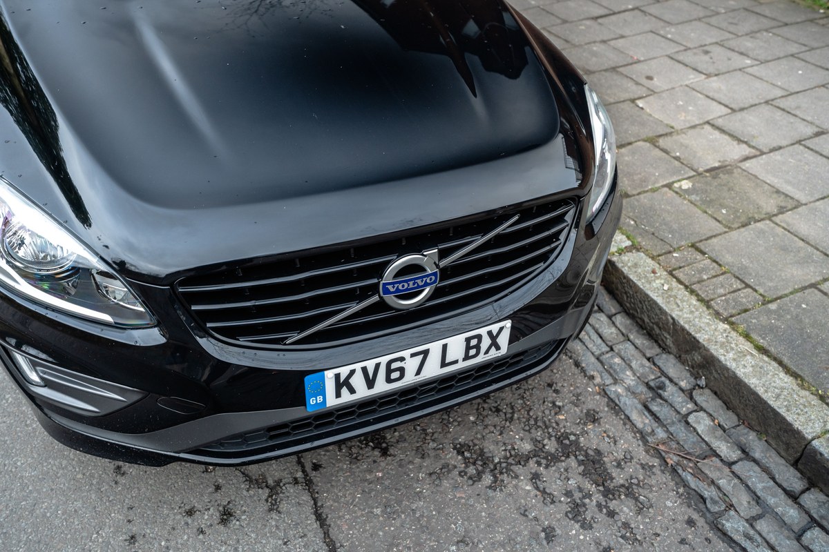 
								2017 Volvo XC60 R-Design full									