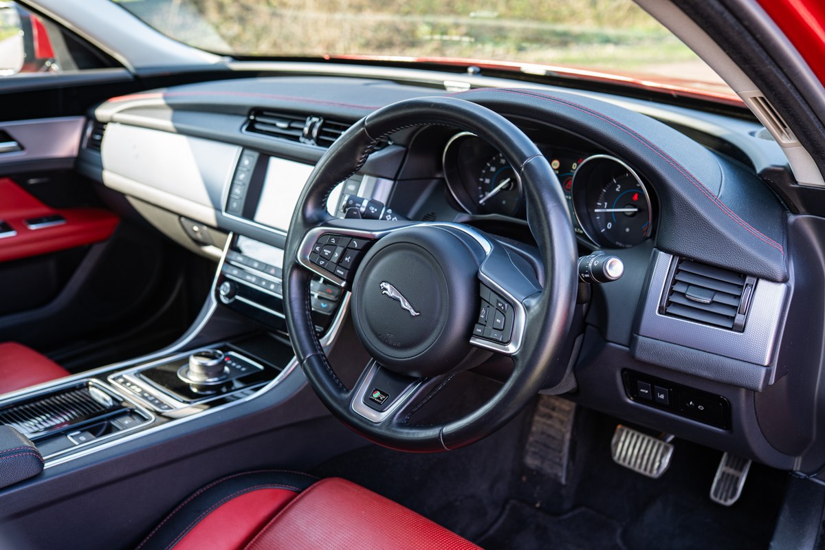 
								2017 Jaguar XF – 32.6k miles full									