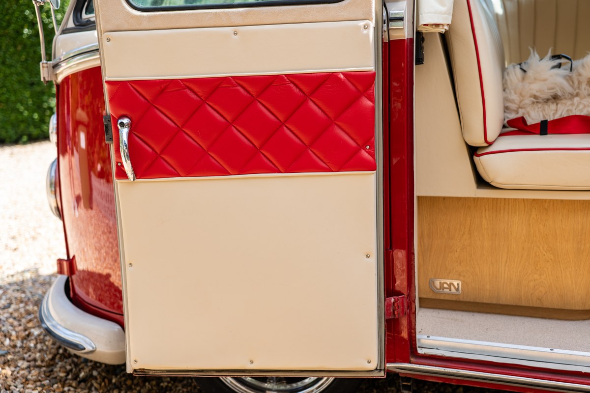 
								1963 Volkswagen 21-Window Microbus full									