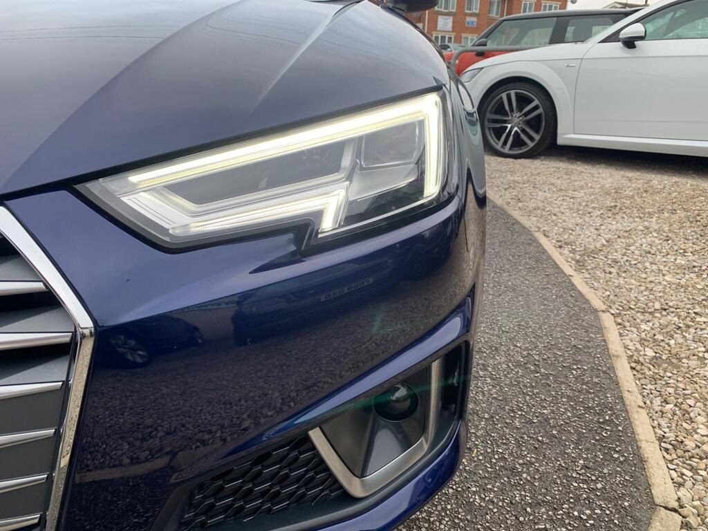 
								2019 Audi A4 2.0 TDI 40 S line S Tronic quattro full									