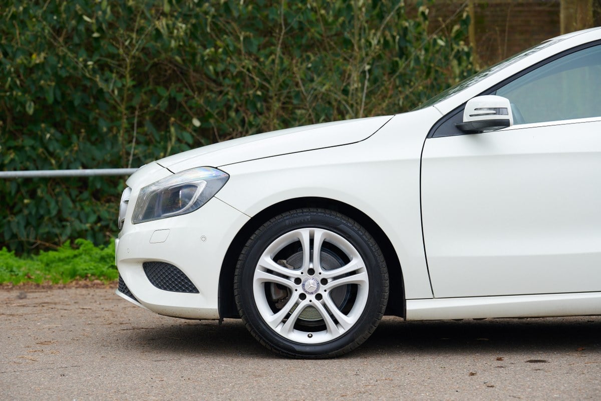 
								2013 Mercedes-Benz A180 BlueEfficiency Sport W176 full									