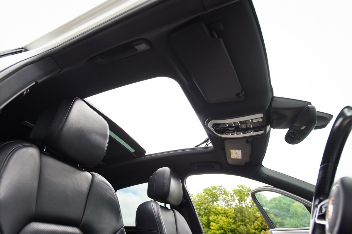 
								2017 Porsche Macan S 3L V6 Sports full									