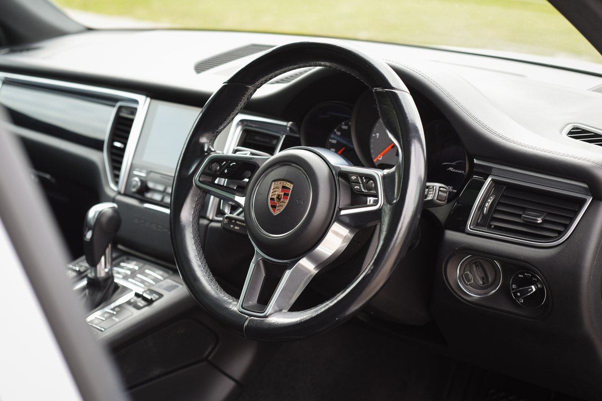 
								2017 Porsche Macan S 3L V6 Sports full									