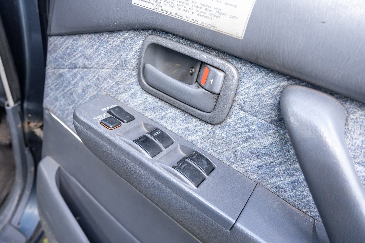 
								1993 Toyota Land Cruiser VX full									