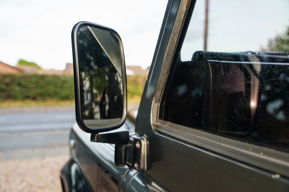 
								2004 Land Rover Defender 90 full									