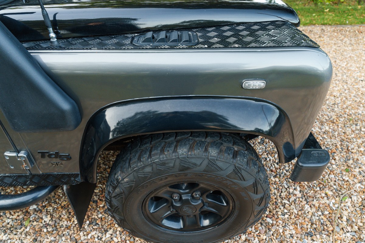 
								2004 Land Rover Defender 90 full									