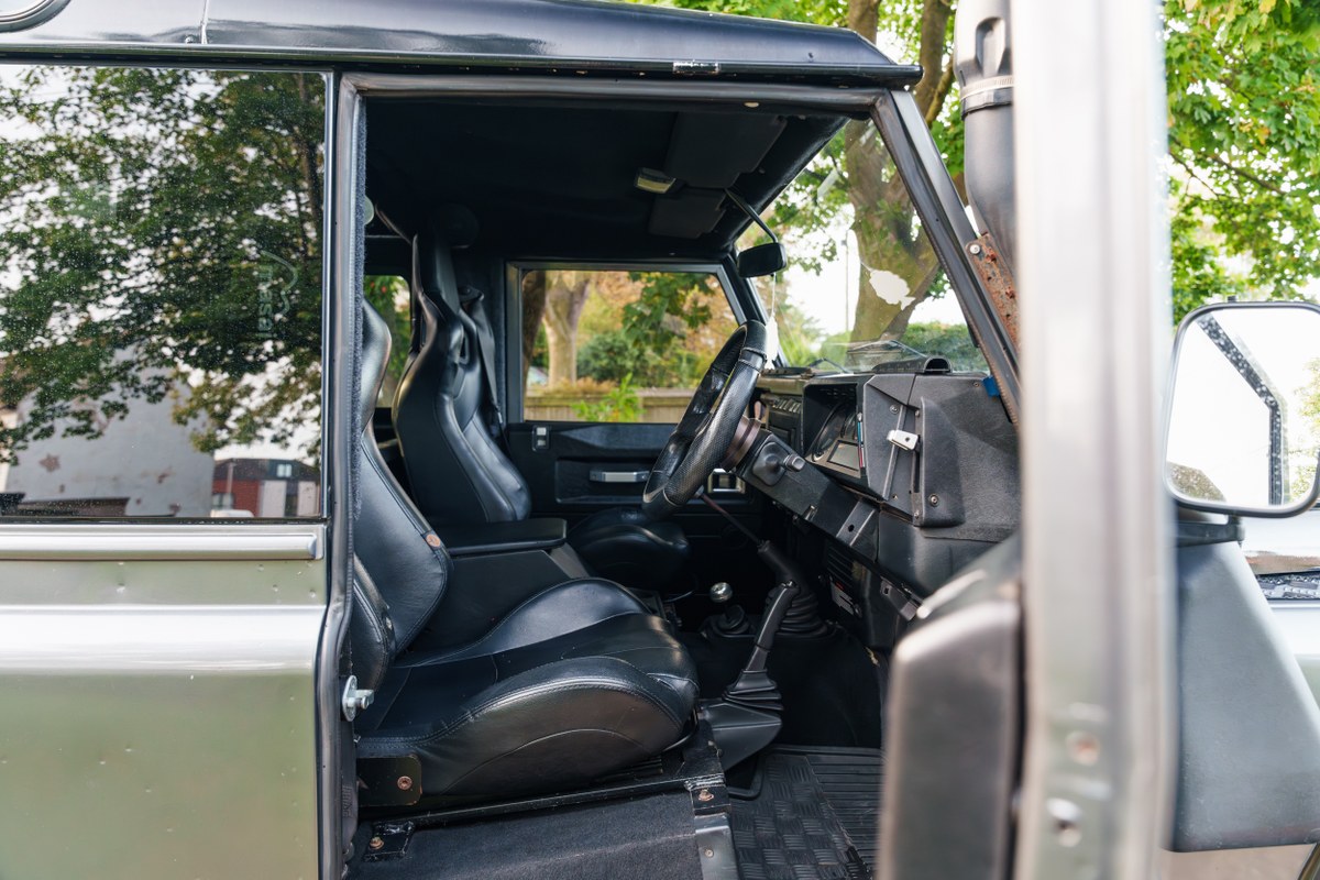 
								2004 Land Rover Defender 90 full									