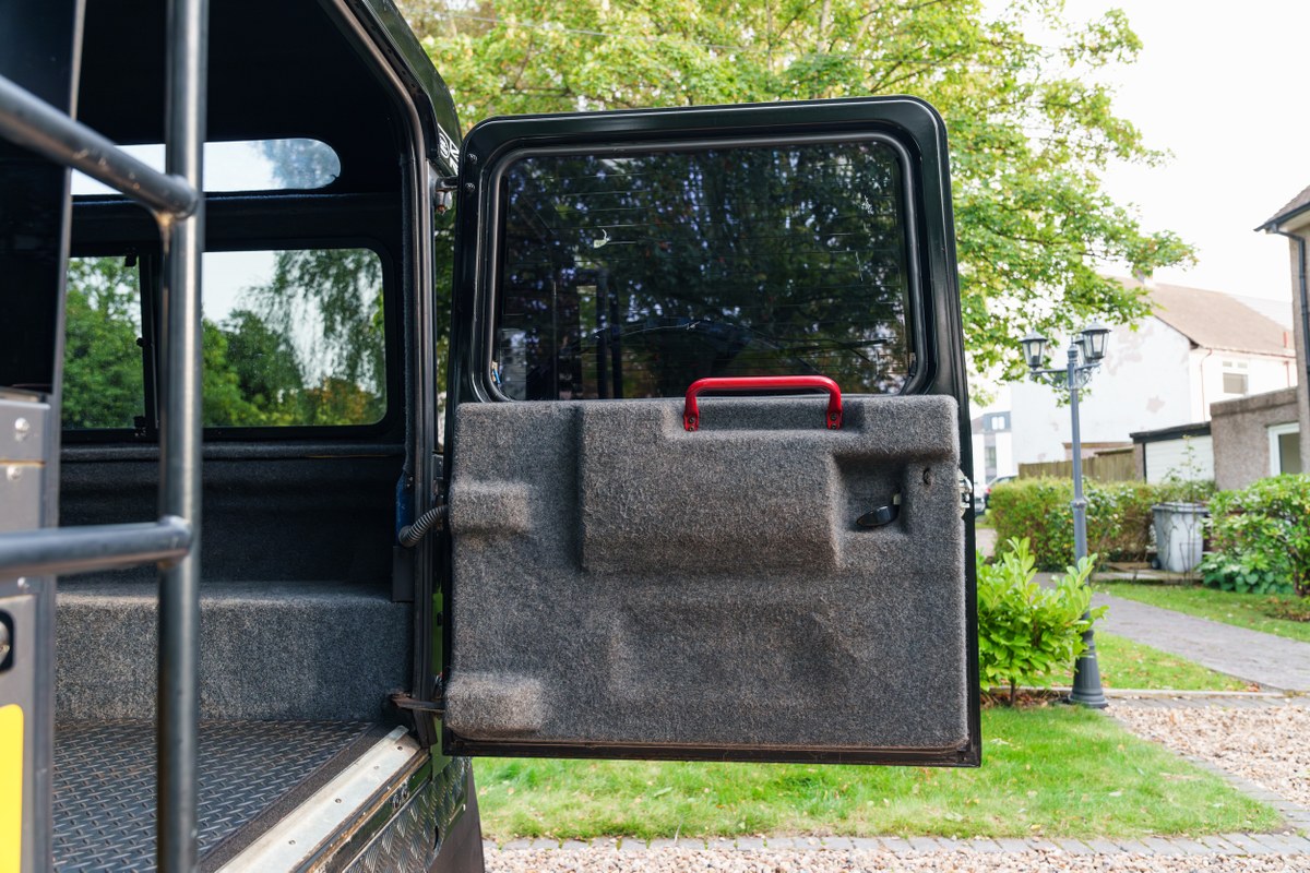 
								2004 Land Rover Defender 90 full									