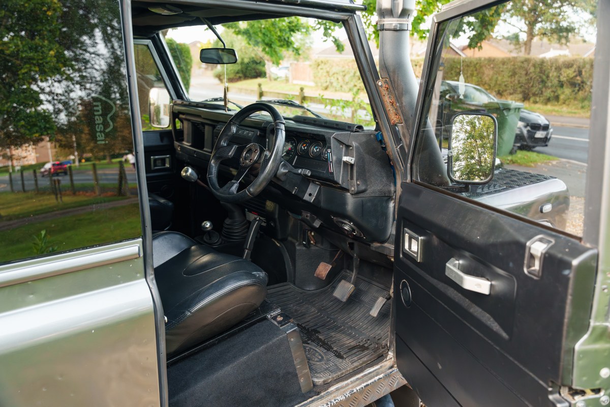 
								2004 Land Rover Defender 90 full									